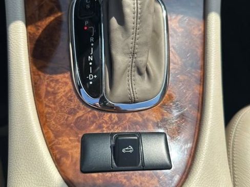 Used 2009 Mercedes-Benz CLK 350 Cabriolet image 32
