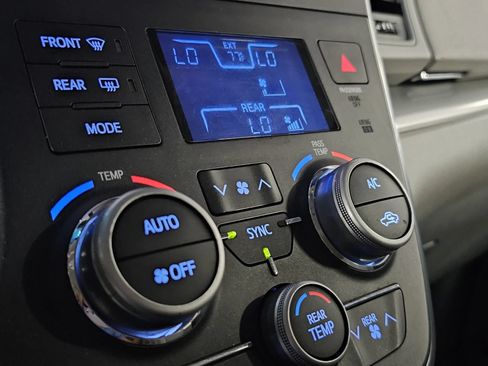 Used 2016 Toyota Sienna LE FWD image 31