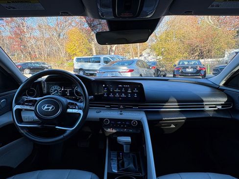 Used 2025 Hyundai Elantra Limited image 32
