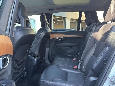 Used 2021 Volvo XC90 T6 Momentum AWD/4WD image 4