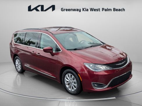Used 2017 Chrysler Pacifica Touring-L image 2
