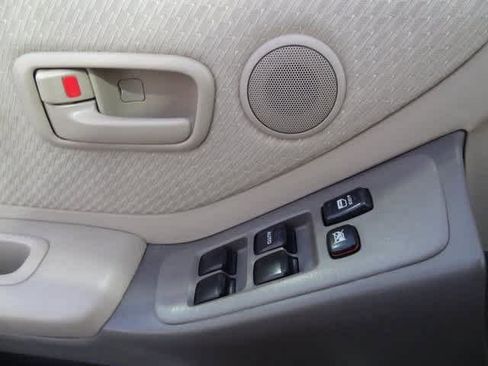 Used 2005 Toyota Highlander 2WD V6 w/ 3rd Row image 8