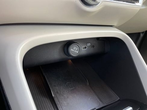 Used 2023 Volvo XC40 B5 Plus AWD/4WD image 19