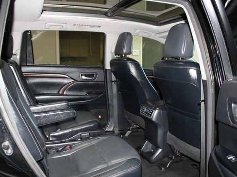Used 2015 Toyota Highlander Limited Platinum FWD image 36