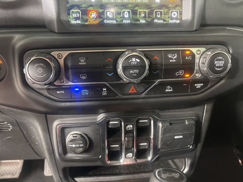 Used 2021 Jeep Wrangler Unlimited Sahara AWD/4WD image 16
