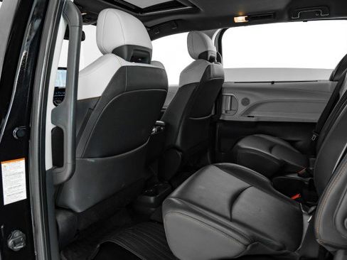 Used 2022 Toyota Sienna XSE image 31