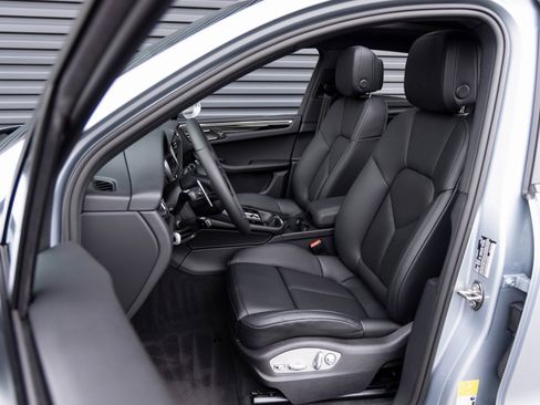 Used 2025 Porsche Macan image 5