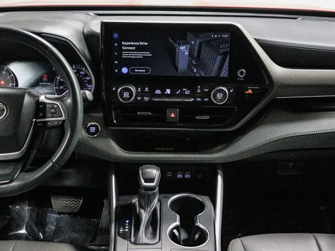 Used 2023 Toyota Highlander XLE FWD image 15