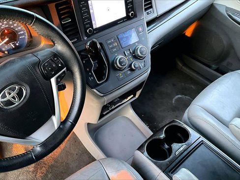 Used 2018 Toyota Sienna XLE w/ XLE Navigation Package image 14