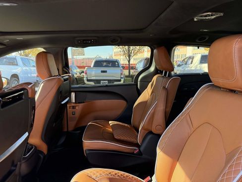 New 2026 Chrysler Pacifica Pinnacle FWD image 17