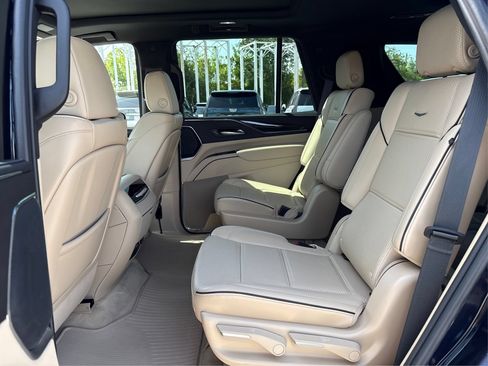 Used 2024 Cadillac Escalade Premium Luxury AWD/4WD image 10