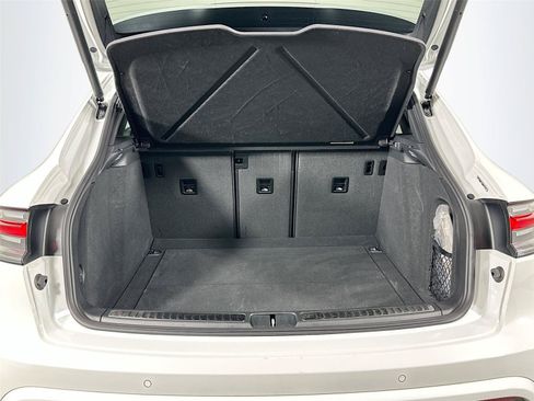 Certified 2025 Porsche Macan AWD/4WD image 37