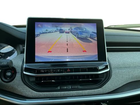 Used 2024 Jeep Compass Latitude image 17