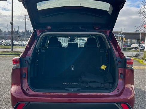 Certified 2024 Toyota Highlander XLE image 28