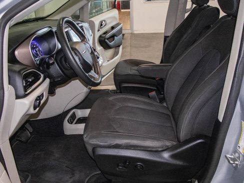 Used 2022 Chrysler Voyager LX FWD image 7