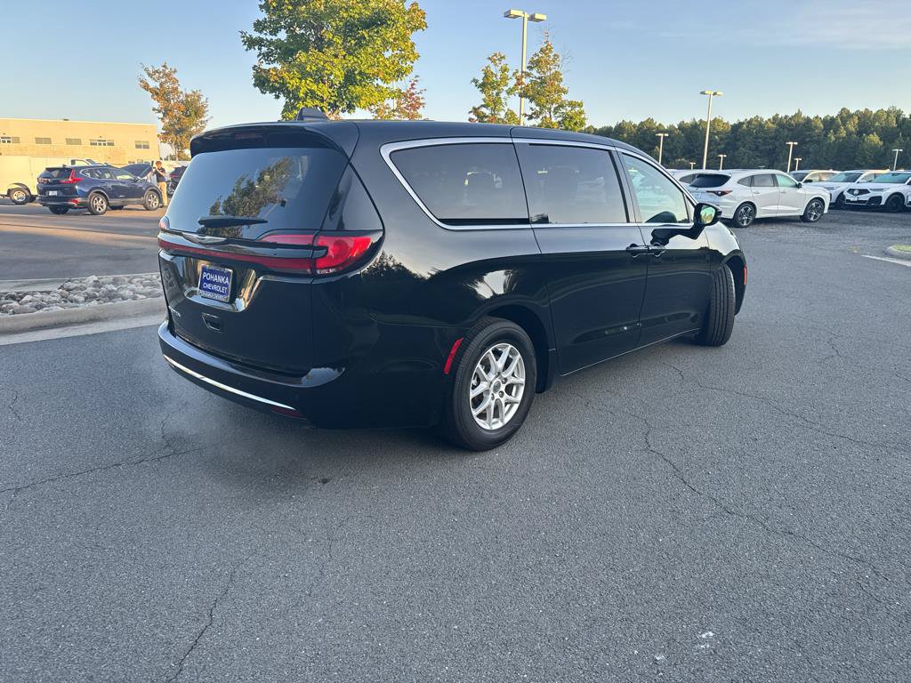 Used 2024 Chrysler Pacifica Touring-L FWD image 7