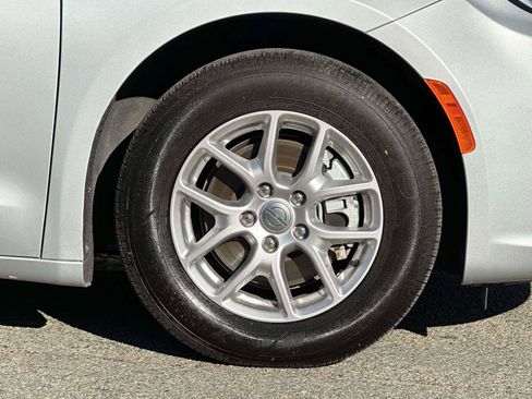 Used 2024 Chrysler Pacifica Touring-L image 7