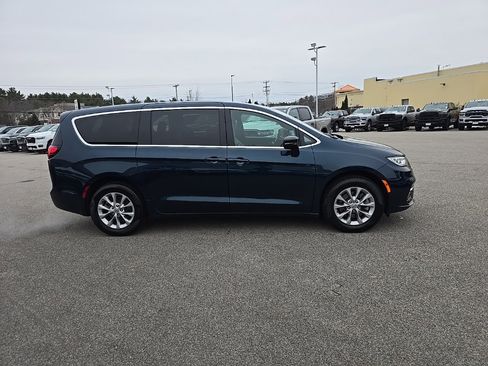 Used 2025 Chrysler Pacifica Select image 8