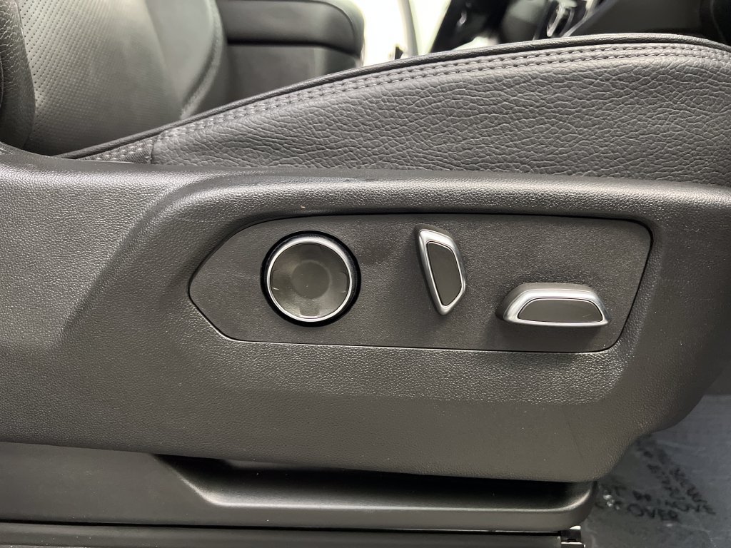 Used 2025 GMC Yukon XL Denali RWD image 30