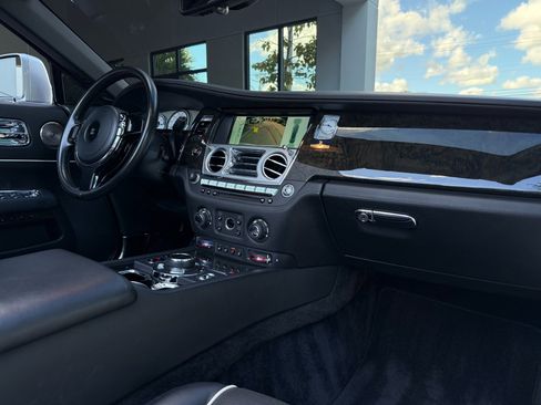Used 2017 Rolls-Royce Dawn image 33
