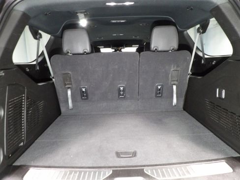 Used 2025 Chevrolet Suburban Z71 image 12