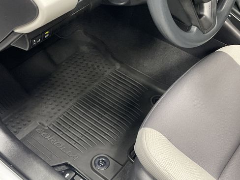 Used 2025 Toyota Corolla LE w/ Convenience Package image 18