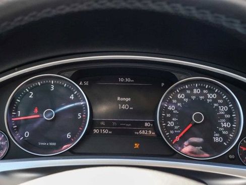 Used 2016 Volkswagen Touareg TDI image 18