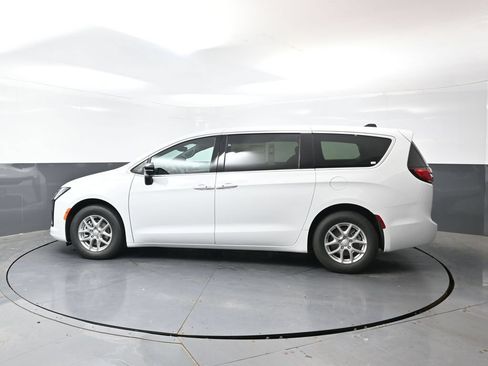 New 2027 Chrysler Pacifica Select FWD image 6