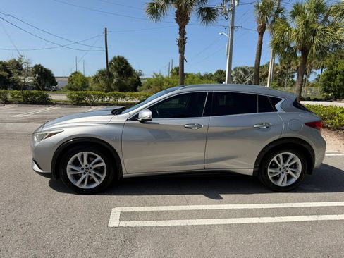 Used 2018 INFINITI QX30 FWD image 3