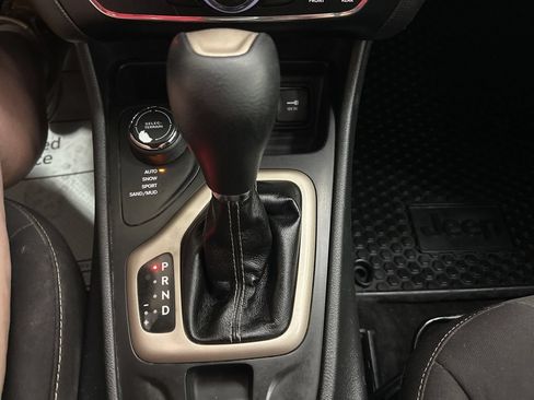 Used 2015 Jeep Cherokee Latitude w/ Cold Weather Group AWD/4WD image 45