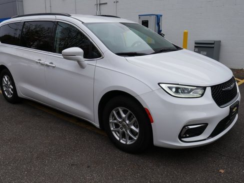 Used 2022 Chrysler Pacifica Touring-L image 2