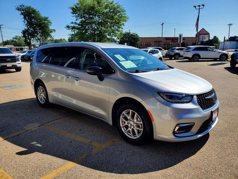 Used 2024 Chrysler Pacifica Touring-L FWD image 3