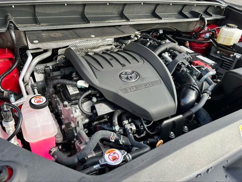 Certified 2024 Toyota Highlander XLE image 27