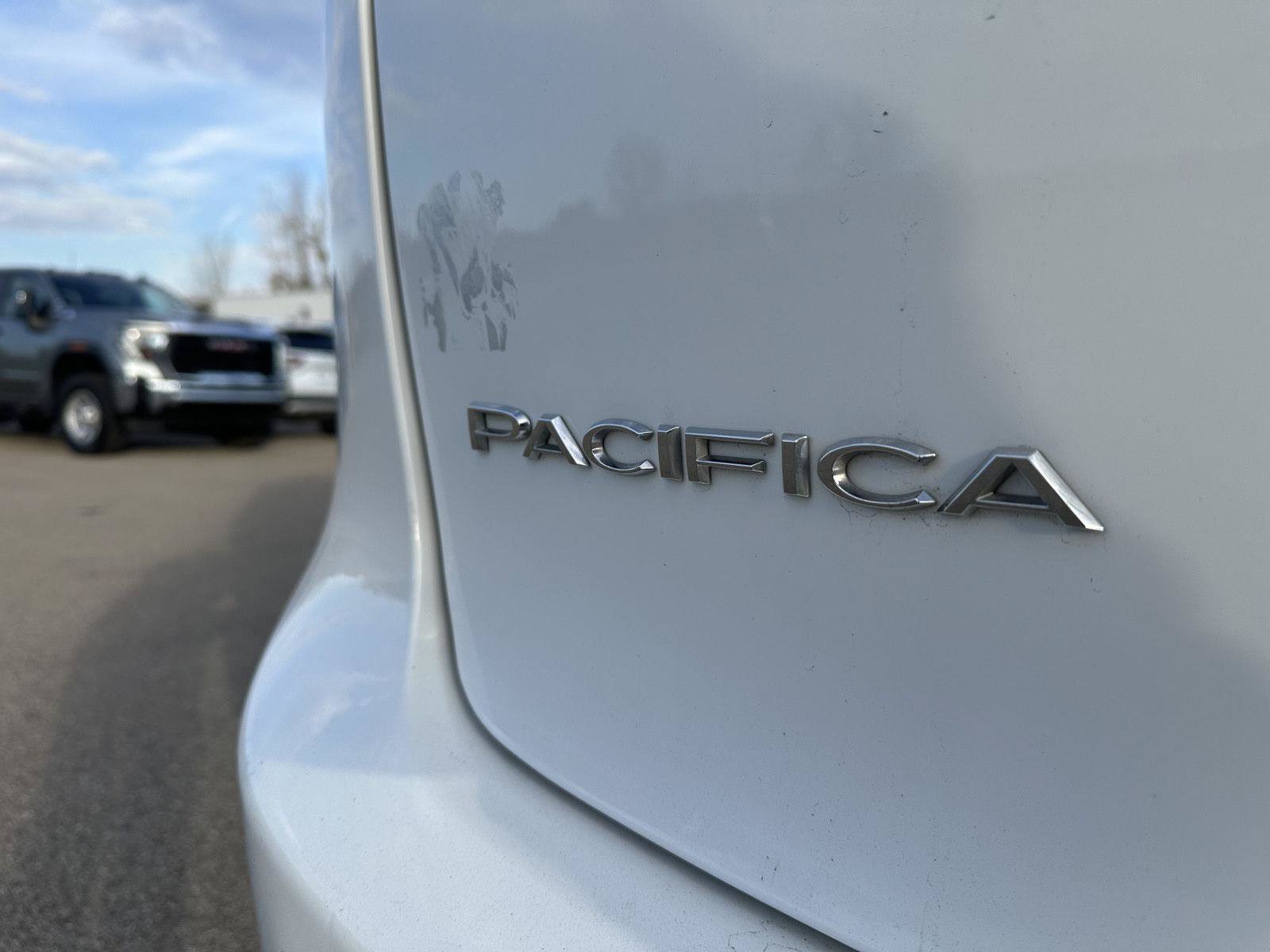 Used 2023 Chrysler Pacifica Touring-L FWD image 10