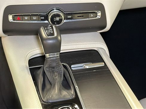 Used 2020 Volvo XC90 T6 Momentum w/ Protection Package Premier image 24