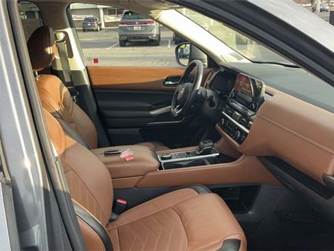 Used 2023 Nissan Pathfinder Platinum image 32