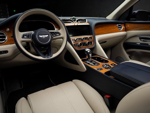 Used 2024 Bentley Bentayga AWD/4WD image 2