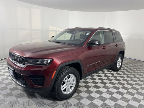 Used 2023 Jeep Grand Cherokee Laredo image 3