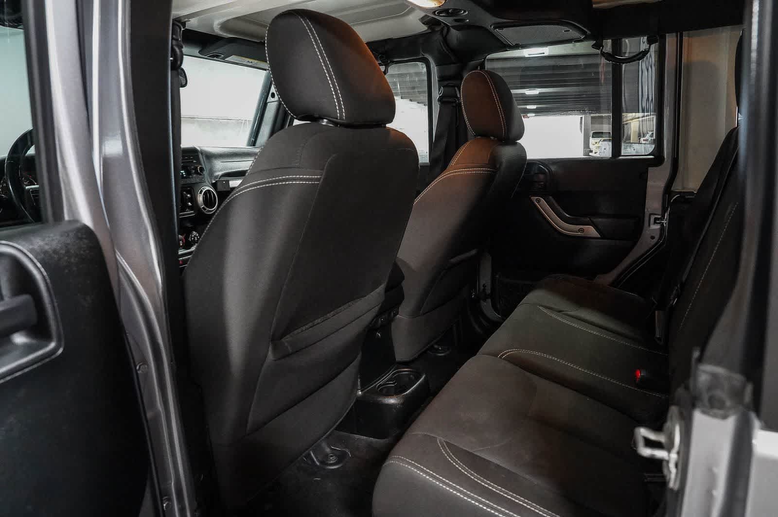 Used 2018 Jeep Wrangler Unlimited Rubicon w/ Connectivity Group AWD/4WD image 18