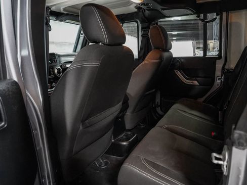 Used 2018 Jeep Wrangler Unlimited Rubicon w/ Connectivity Group AWD/4WD image 18