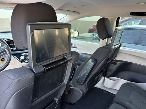 Used 2021 Chrysler Pacifica Touring w/ Uconnect Theater Family Group image 10