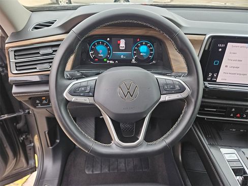 Used 2025 Volkswagen Atlas SE image 17