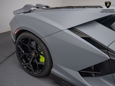 Used 2024 Lamborghini Revuelto image 9