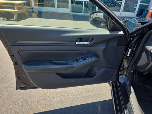 Used 2025 Nissan Altima 2.5 SV FWD image 12