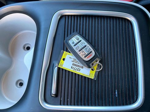 Used 2024 Chrysler Pacifica Touring-L image 9