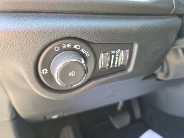 Used 2025 Chrysler Pacifica Select FWD image 21