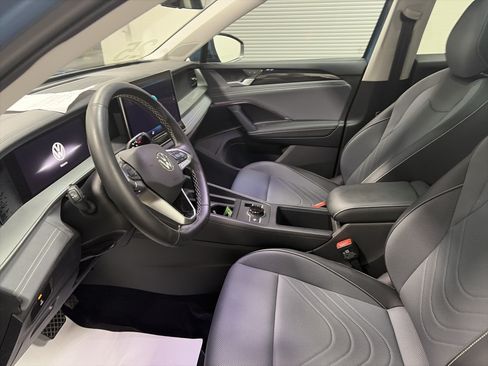 Certified 2025 Volkswagen Tiguan SE AWD/4WD image 18
