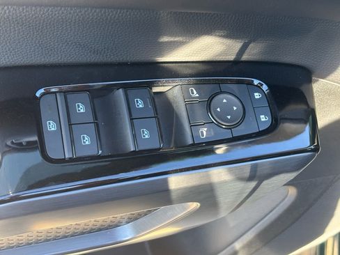 Certified 2025 Nissan Pathfinder SL w/ SL Premium Package image 15