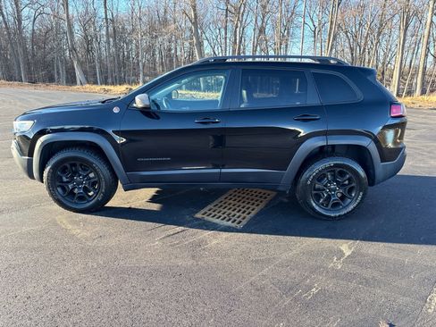 Used 2019 Jeep Cherokee Trailhawk image 5