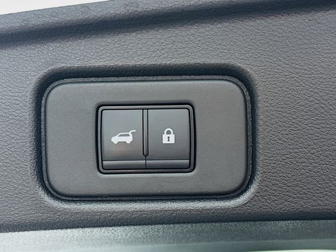 Used 2025 Nissan Pathfinder SV image 30